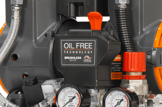 Конструкция компрессора исключает потребность в замене масла, что значительно упрощает техническое обслуживание и сводит к минимуму затраты на эксплуатацию оборудования.