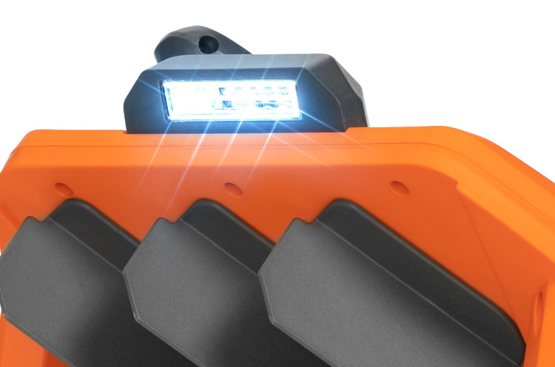 Яркая светодиодная фара освещает рабочую зону перед снегоуборщиком, обеспечивая комфортное и безопасное выполнение работ даже в условиях недостаточного освещения или ночью.