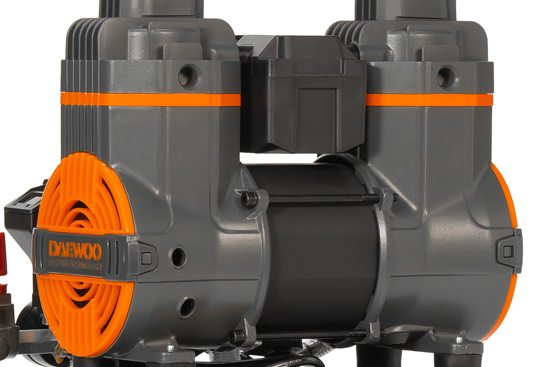 Два больших радиатора вкупе с мощным вентилятором эффективно и оперативно охлаждают устройство даже при интенсивной эксплуатации.