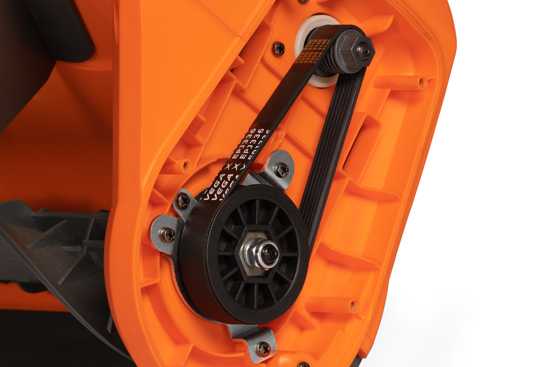 Ременный привод обеспечивает надежную передачу крутящего момента от двигателя к шнеку, одновременно защищая мотор от перегрузок и повреждений в случае застревания или блокировки шнекового механизма.