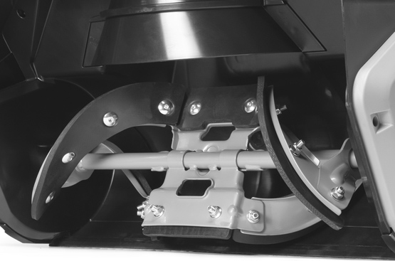 Эффективно справляются как со свежевыпавшим лёгким, так и с мокрым плотным снегом. Главное преимущество обрезиненных шнеков заключается в возможности бережно удалять снег вплоть до основания практически с любого типа покрытия: асфальта, плитки или брусчатки.