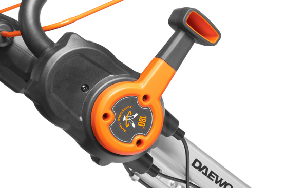 Удобный рычаг управления позволяет быстро изменять направление выброса снега на угол до 180°, не прерывая рабочий процесс и заметно ускоряя очистку территории.