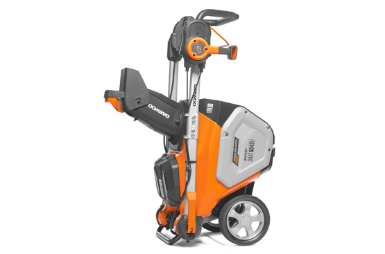 Современная конструкция и складная рукоятка позволяют компактно хранить снегоуборщик в вертикальном положении, значительно сокращая занимаемое пространство.